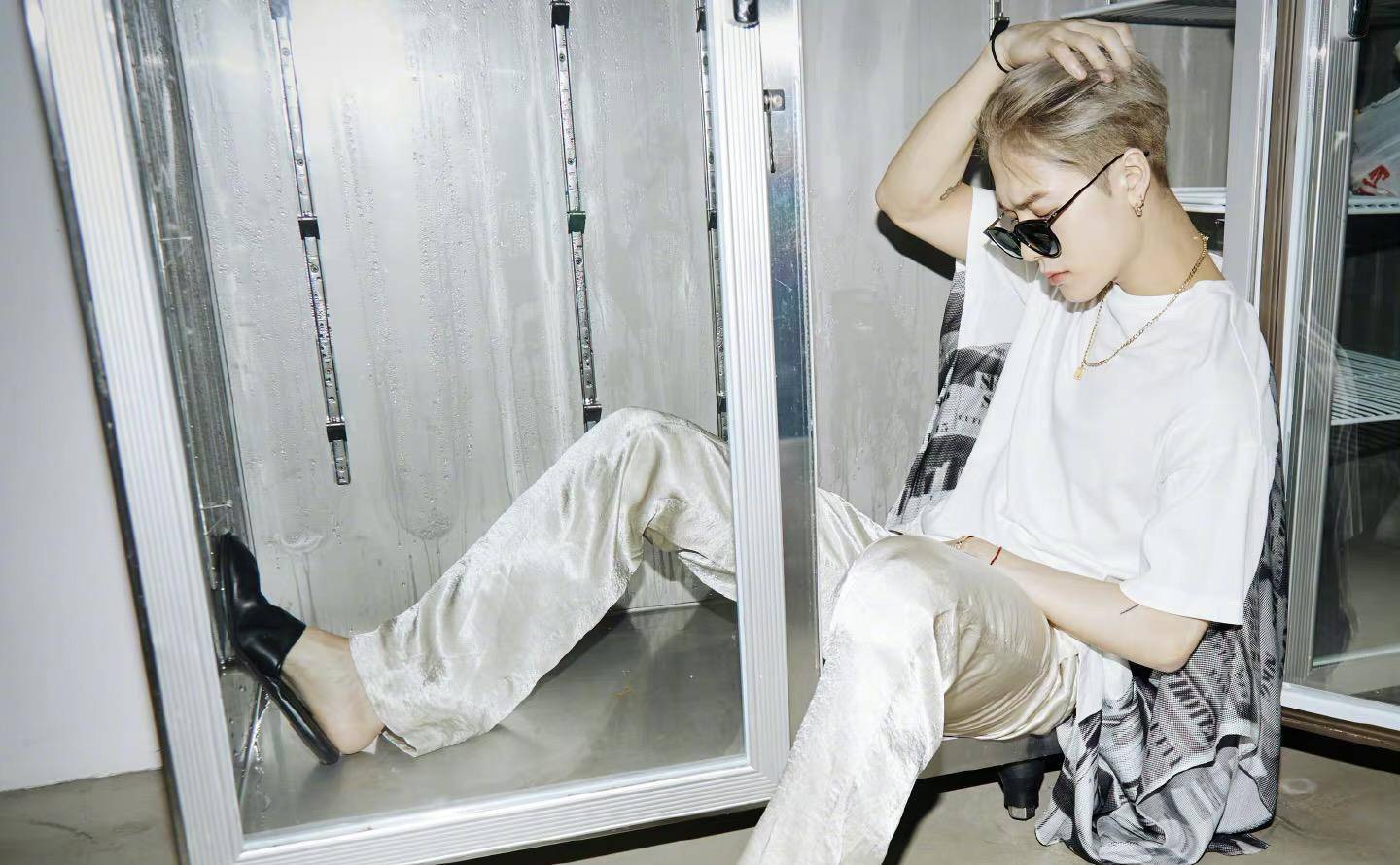 王嘉尔金发抢眼,庆生感恩父母,手链价值不菲还带红绳_头发_风格_韩国