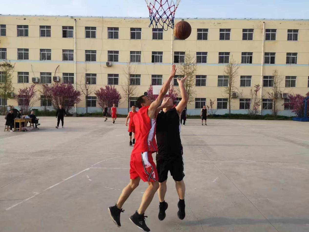 山东省汶上县康驿镇第一中学举行"强体魄,守初心"篮球友谊赛