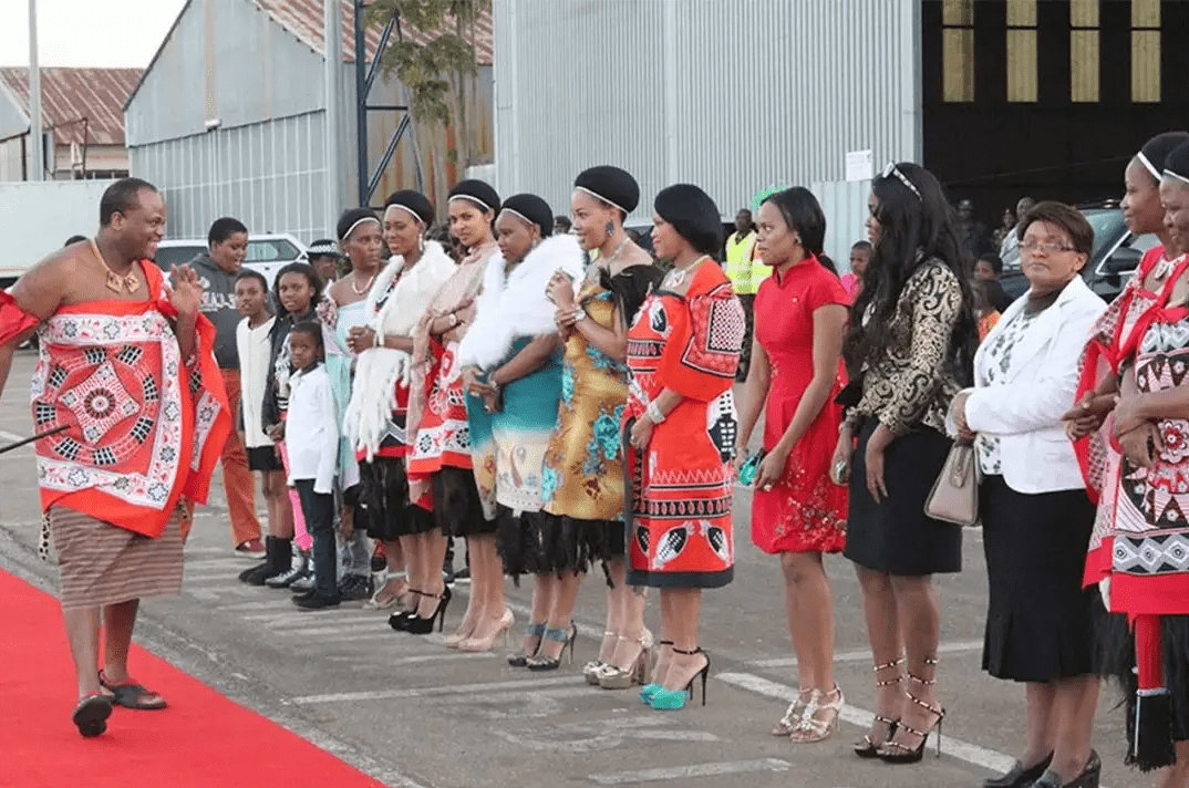 非洲艾滋国斯威士兰:集中10万少女贡献国王,国民平均寿命35岁_国家