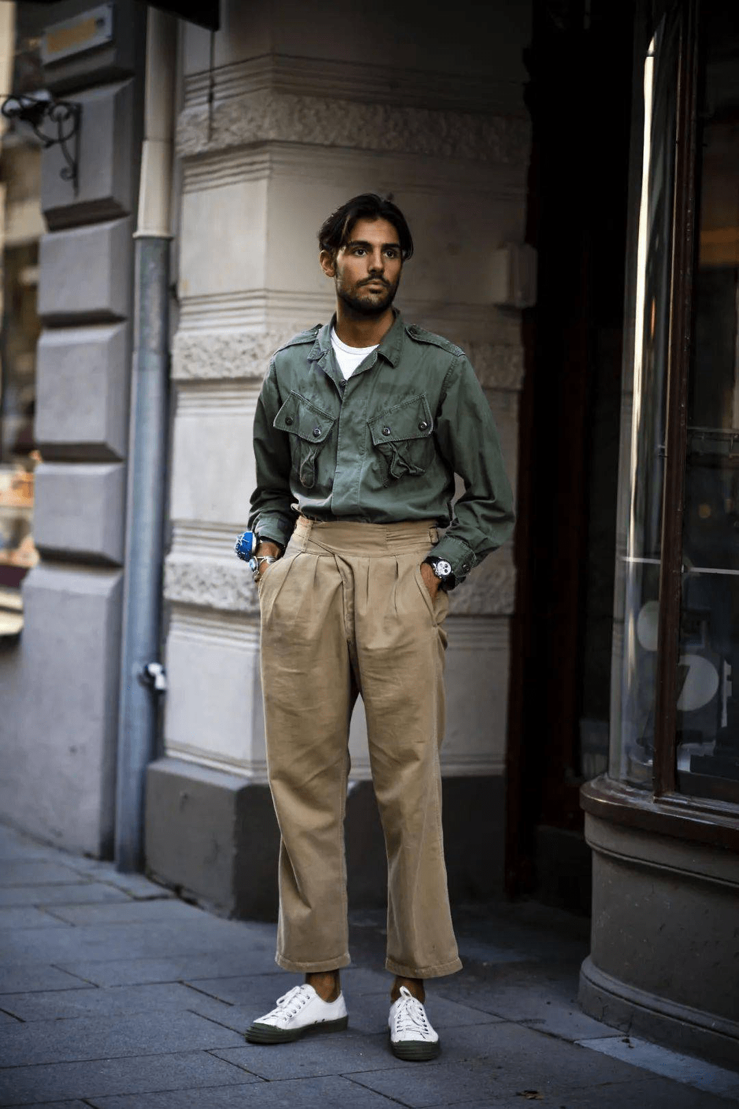 早春流行穿"卡其裤" ,时尚简单,型男必备的单品_造型_男性_组合