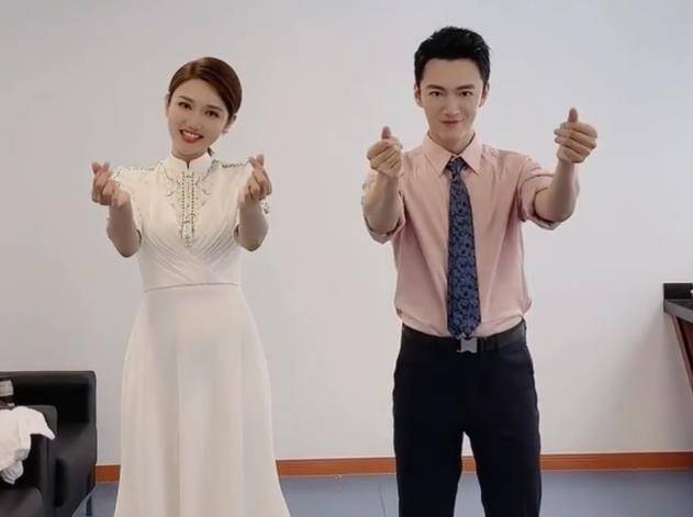 主持人张韬与龙洋太般配,互做爱心氛围好暧昧,网友们喊话在一起_节目