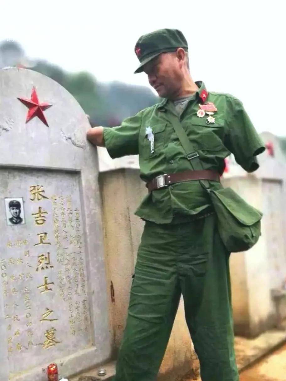 一位失去双臂的老山战斗英雄,来到麻栗坡烈士陵园为牺牲的战友扫墓.