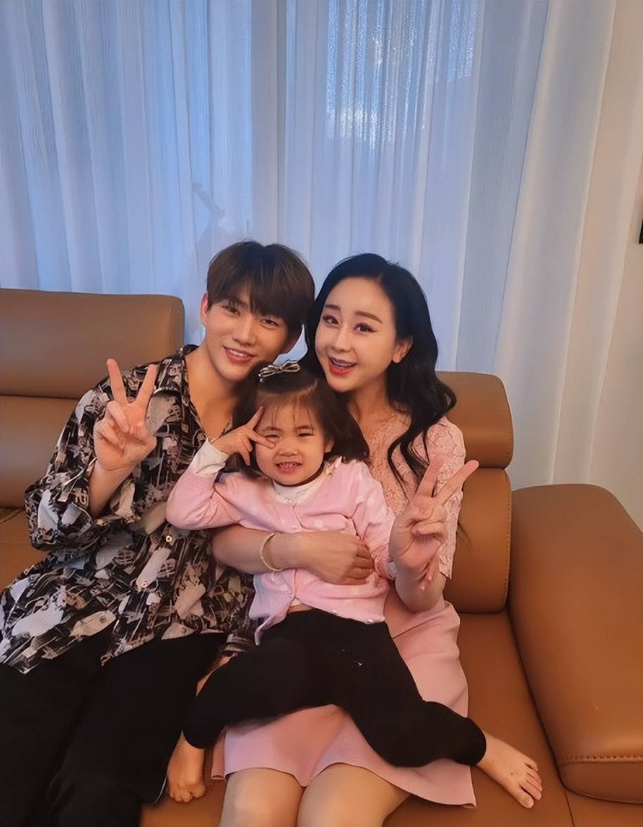 咸素媛官宣离婚并退出娱乐圈,6小时后又反悔,网友早已看穿一切_陈华