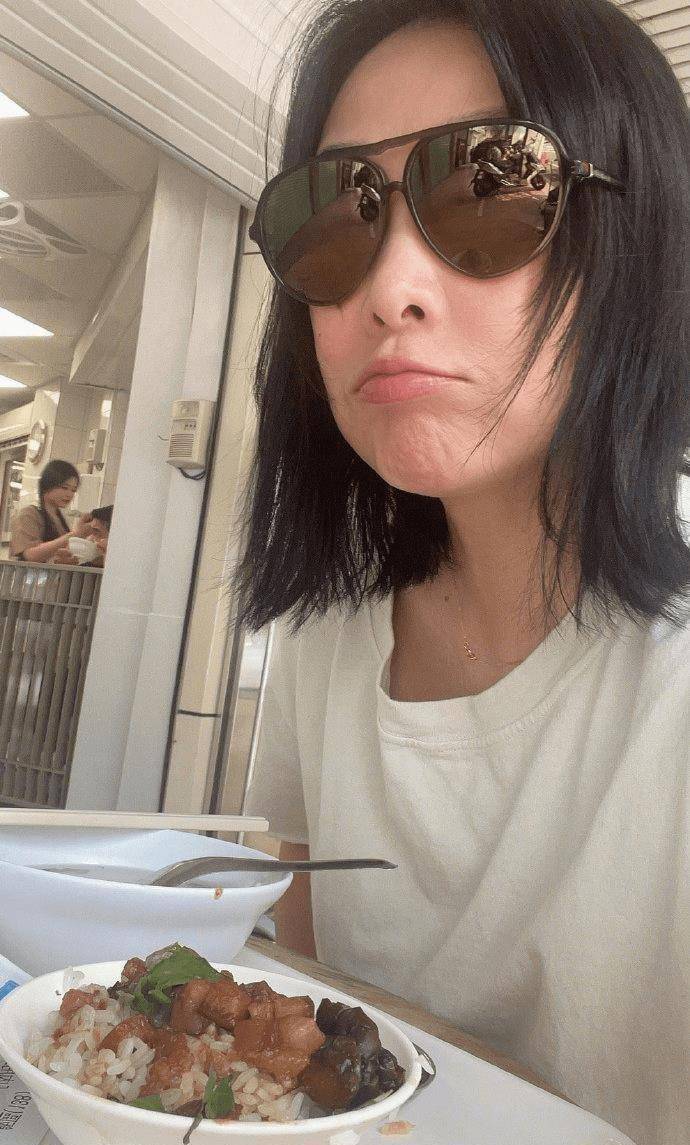 刘若英晒素颜照,却不敢摘墨镜,嘴角皮肤已经暴露老态!_皱纹_女神_网友