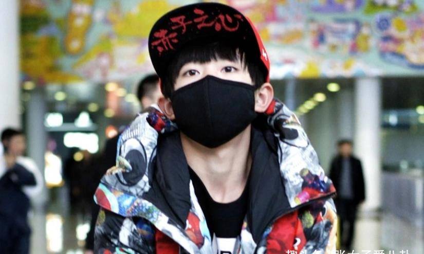 7岁,易烊千玺开始担任中央《智慧树》的小老师,担任北京电台《动感