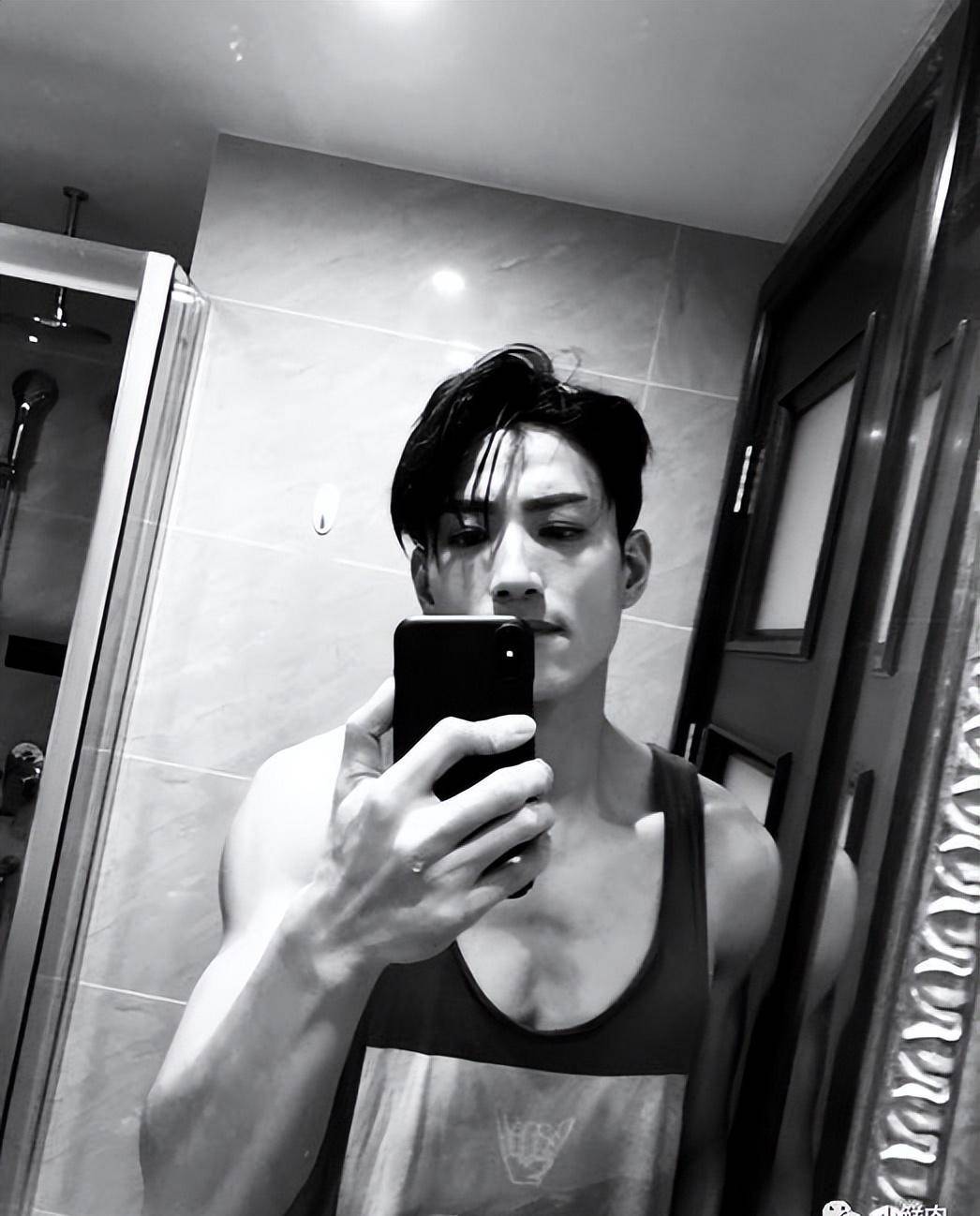 穿着浴袍的张峻宁完美展现了他八块腹肌和超美肌肉线条的帅气身材.