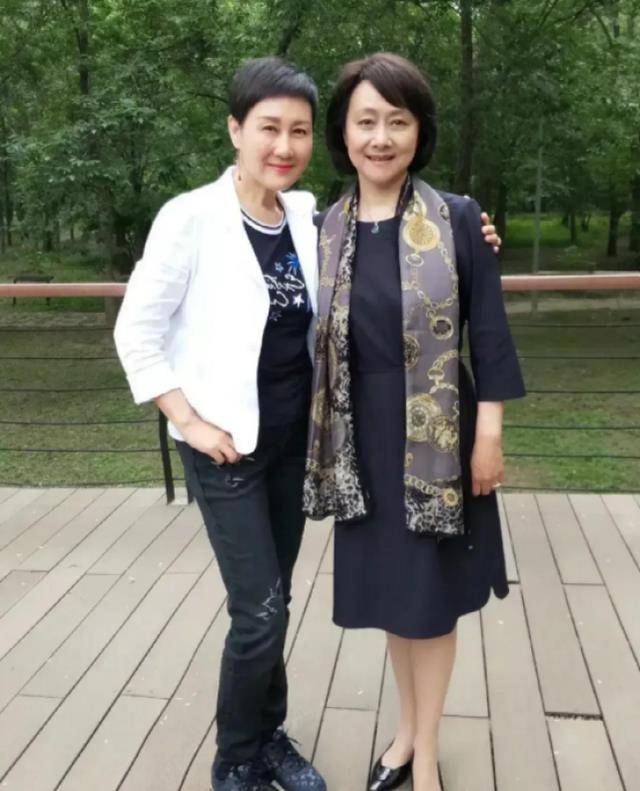 60歲張凱麗同框72歲黃梅瑩,相差12歲,美的各有不同_女性_黑色_連衣裙