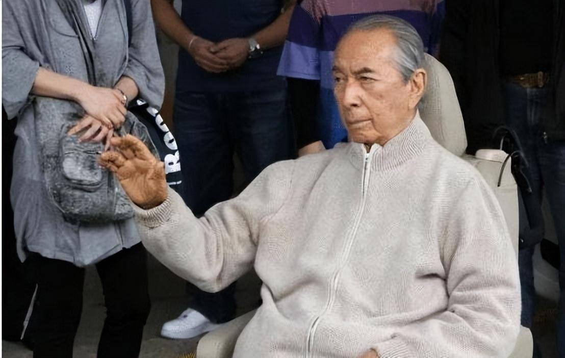 香港"神明"白龙王,预演多位港星命运,为何对张国荣见伤不救?