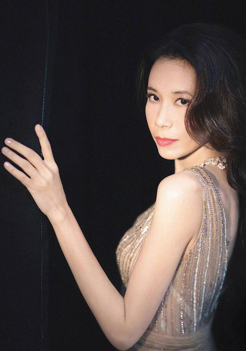 论颜值,莫文蔚还真算不上有多漂亮,只能说是一个很有辨识度的女人,但