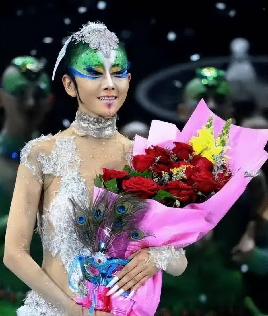杨丽萍爱徒贴身跳孔雀舞惹争议,其侄女小彩旗却晒自拍心情大好_舞蹈
