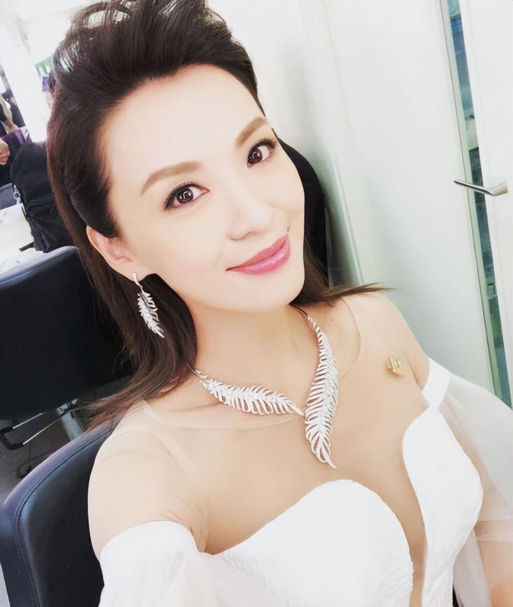 她是昔日亚姐冠军,翻版梅艳芳,2度出嫁皆姐弟恋,今49岁颜值绝_陈炜