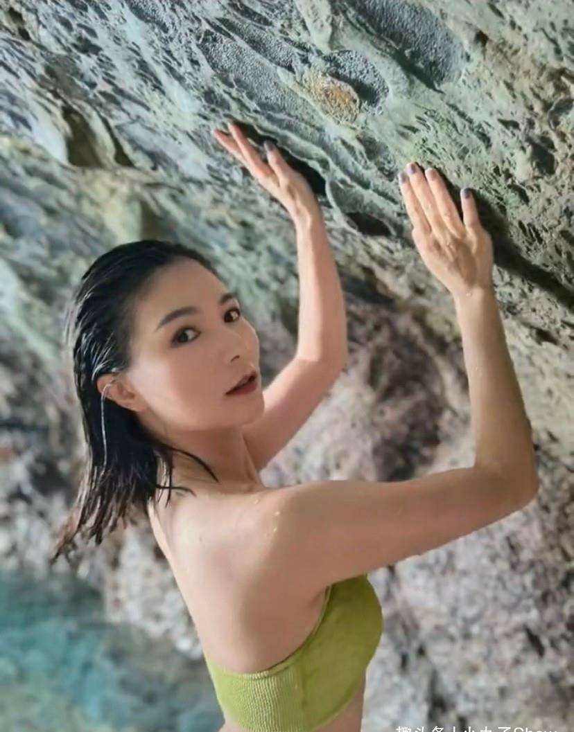 跳水奥运冠军何姿晒辣照,绿色泳衣炫魔鬼身材,曾被称为跳水女神_美女