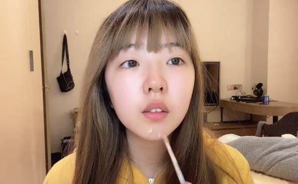 但很多粉丝已经见多不见怪,郝一点也经常素颜出镜拍视频,自己都不介意