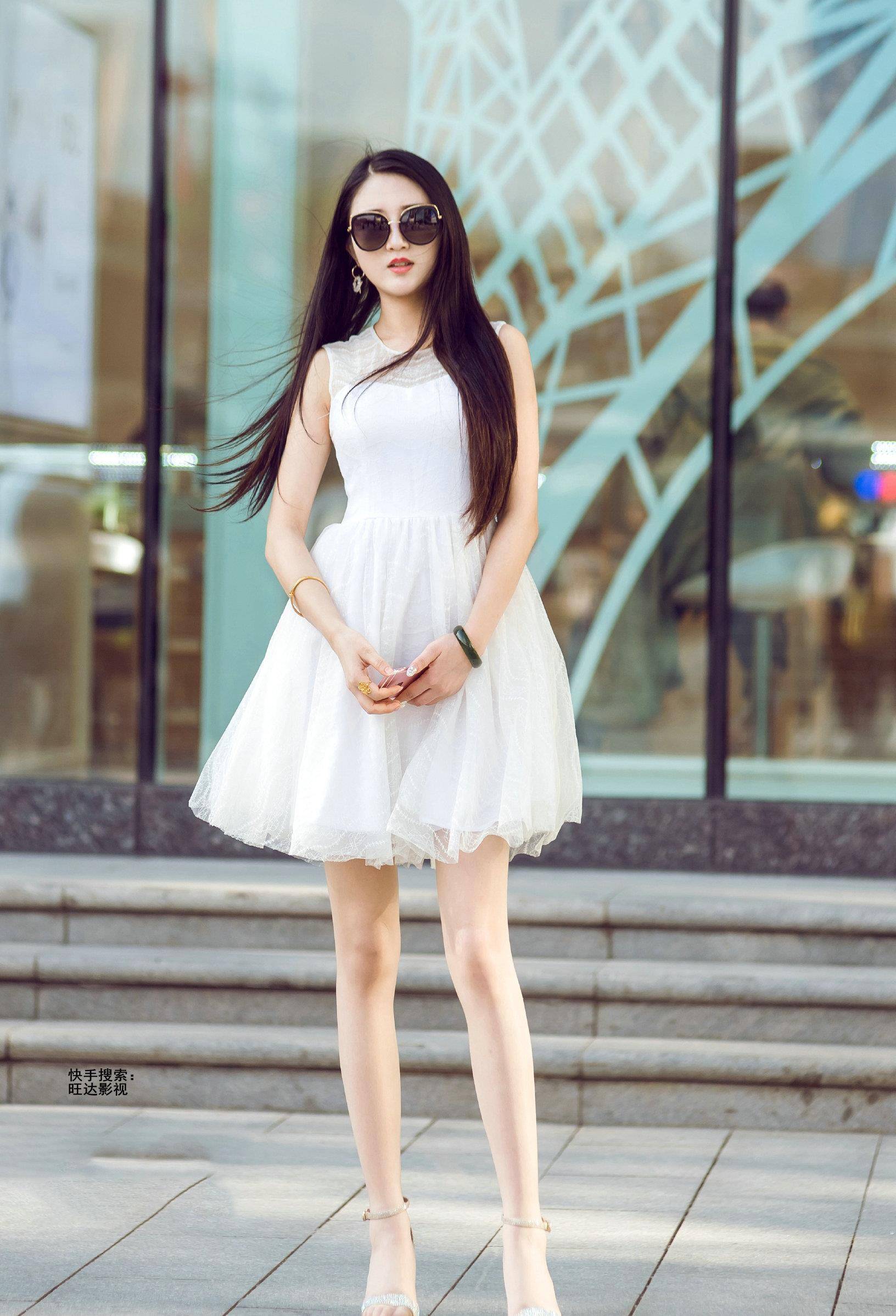 街拍:纯色连衣裙也很时尚,展现出造型的端庄大气_长度_身材_裙摆