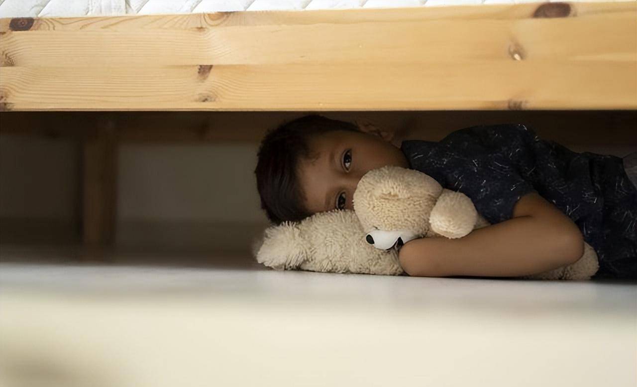 直到晚上11点多,向某听到了小梁均匀的鼾声,这才从床底下蹑手蹑脚的爬