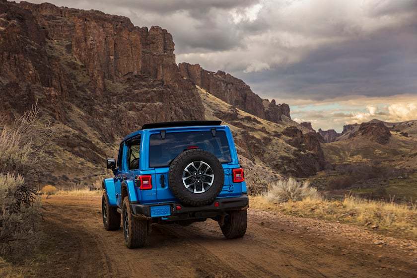 外观变化最大的是吉普标志性的七槽格栅,现在变得更小一些,格栅内的板