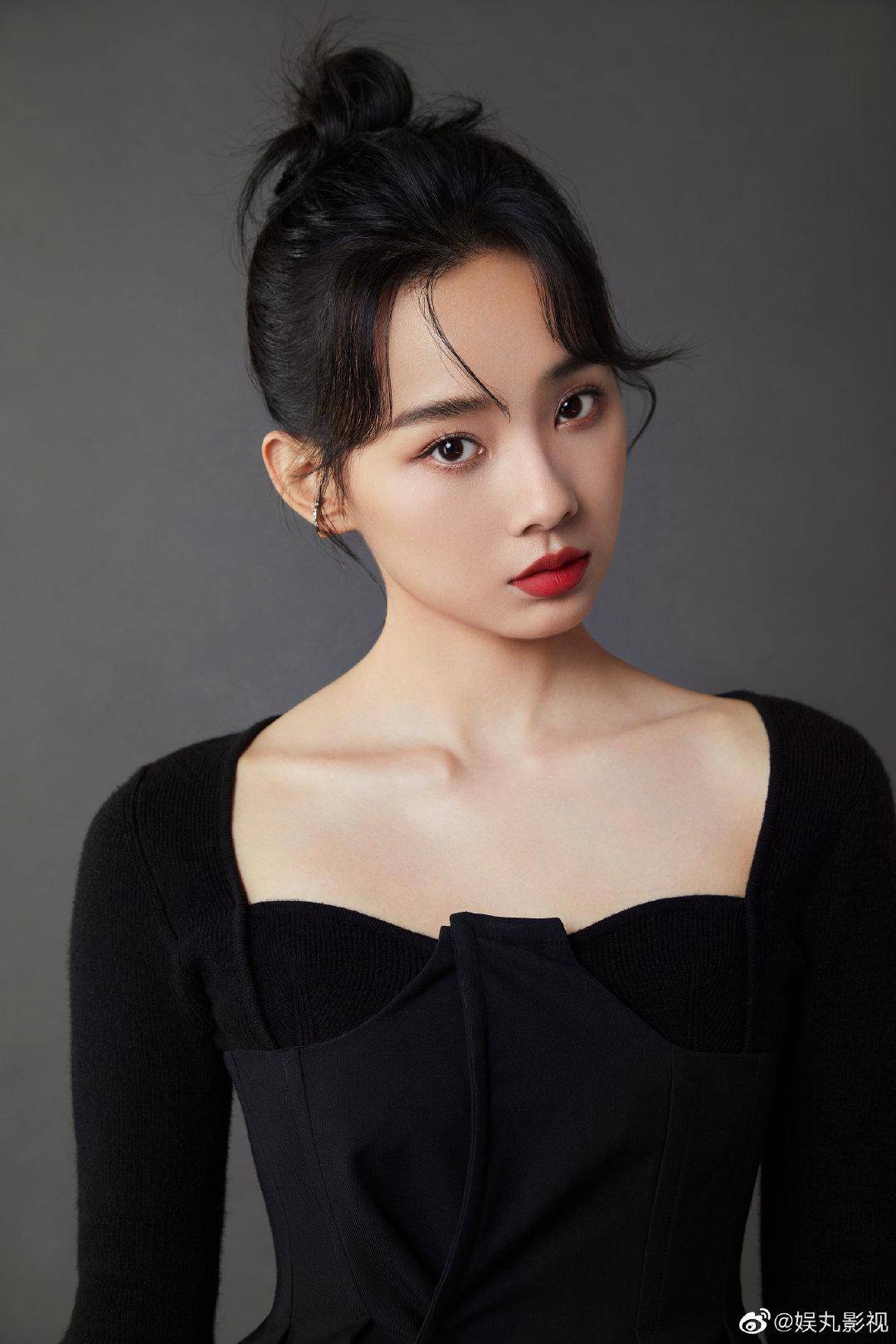 鲁照华酷感写真大片来袭,自信凌厉,肤白貌美,曼妙身材太撩人_黑色