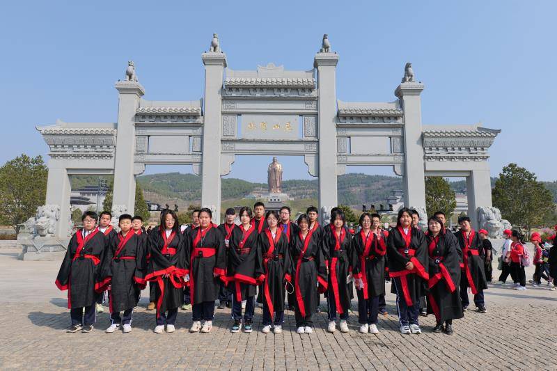 东营英华园学校开展"台儿庄尼山圣境拜先师"千人红色研学活动_民族