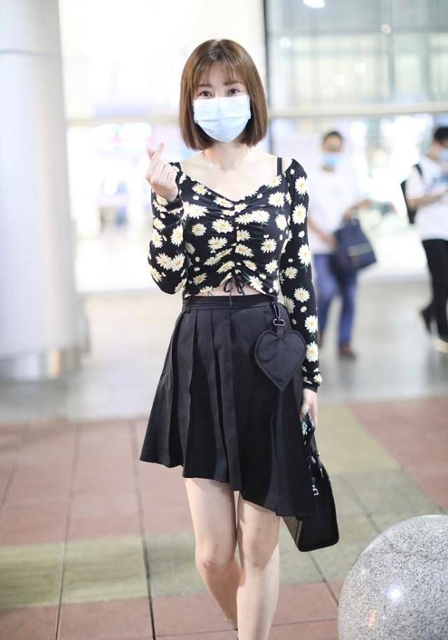 夏天不穿短裙可惜了,柳岩出门也在穿,搭配的清爽显腿长_效果_服装