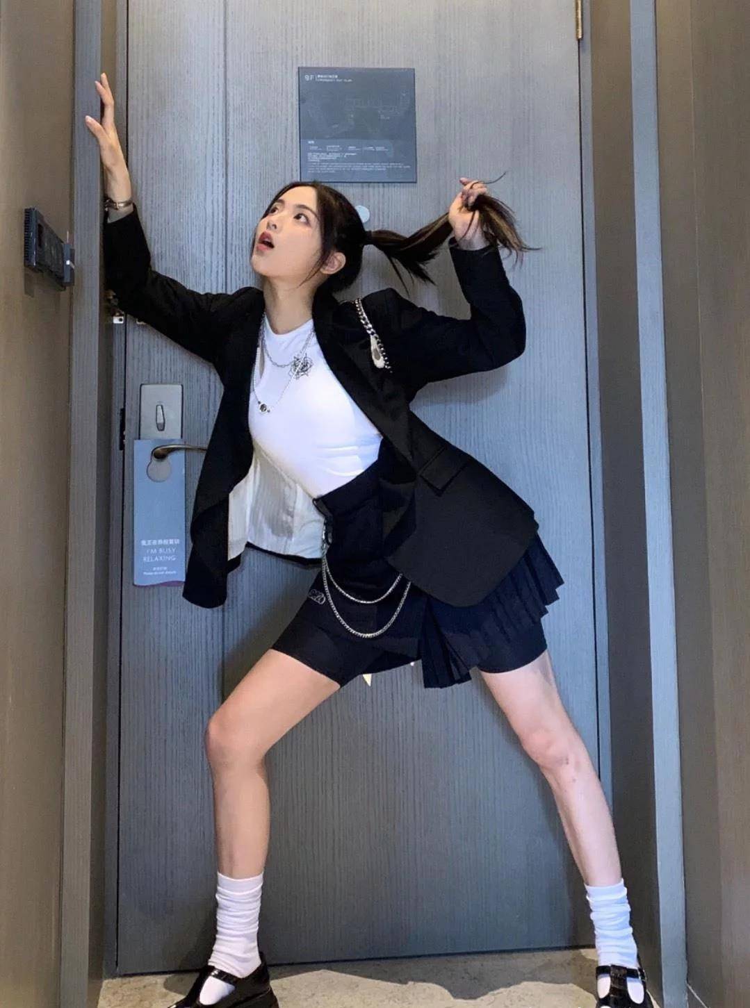 杨超越很受欢迎就算了,她穿上jk配白袜,腿细得让女生羡慕_效果_时尚