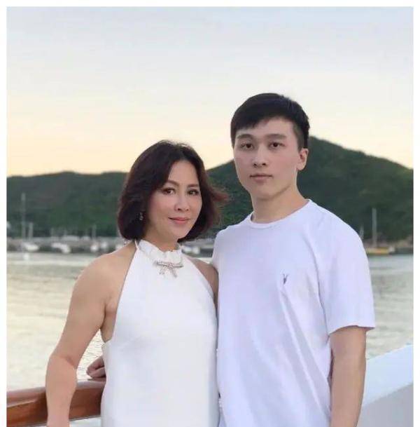 刘嘉玲 他是刘嘉玲弟弟，与姐姐同框像父女，儿子或继承姐姐的亿万家产_手机搜狐网
