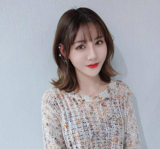 40岁女人别留"黑长直"了,今年流行的这5种发型,巨显年轻!