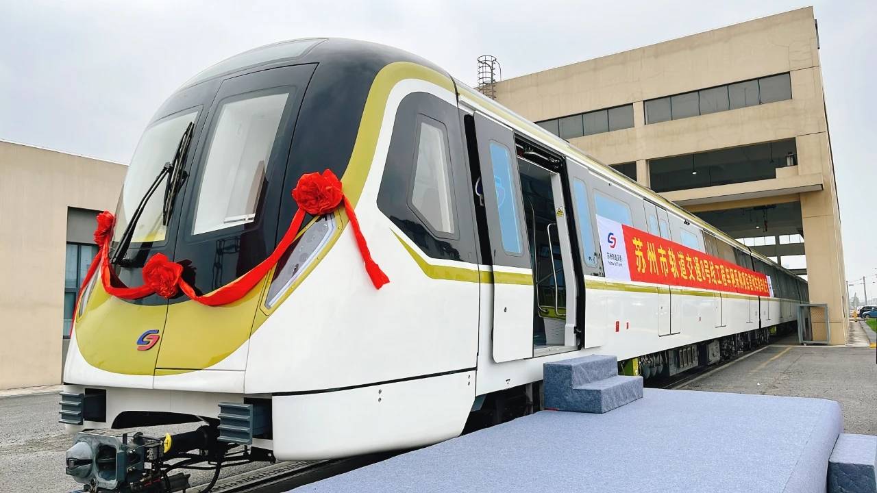 苏州轨交8号线首列车,来了!_车体_设计_橄榄绿