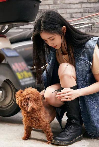 谋女郎刘浩存穿牛仔马甲,梳披肩黑长直发型,清新可人_下身_黑色_穿着