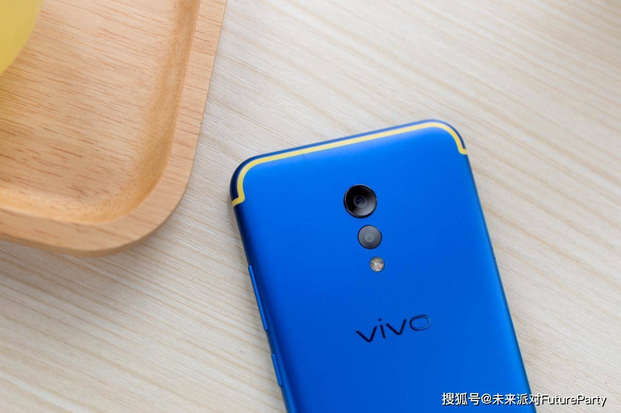 vivo xplay6库里定制版采用了精致的纯黑四曲面屏幕设计,当屏幕休眠时