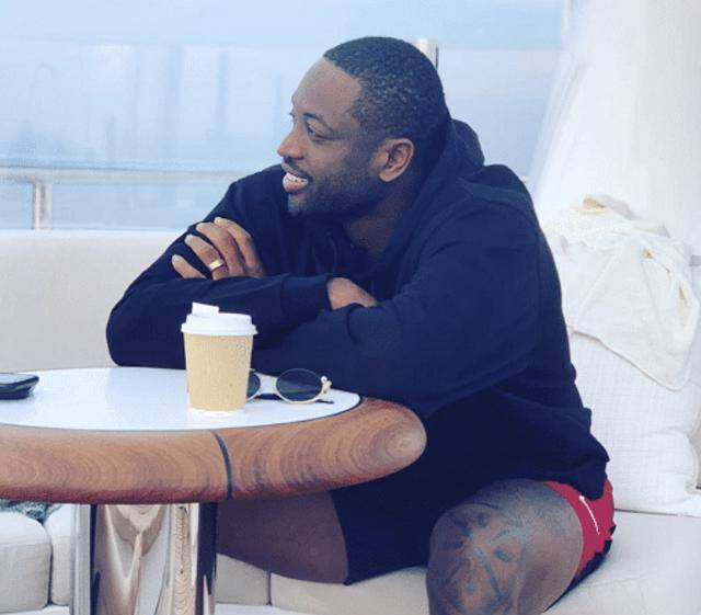 整个纹身就在腿上,还有一句话:"我的信念比你的怀疑更坚定",还有其他