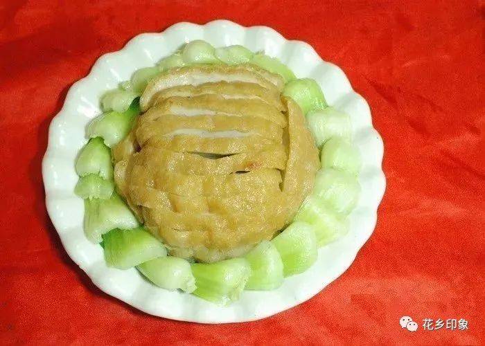 最出名的是"一鱼十八吃",鱼生,鱼面,鱼饺,鱼丸,鱼扣……让你深切体会