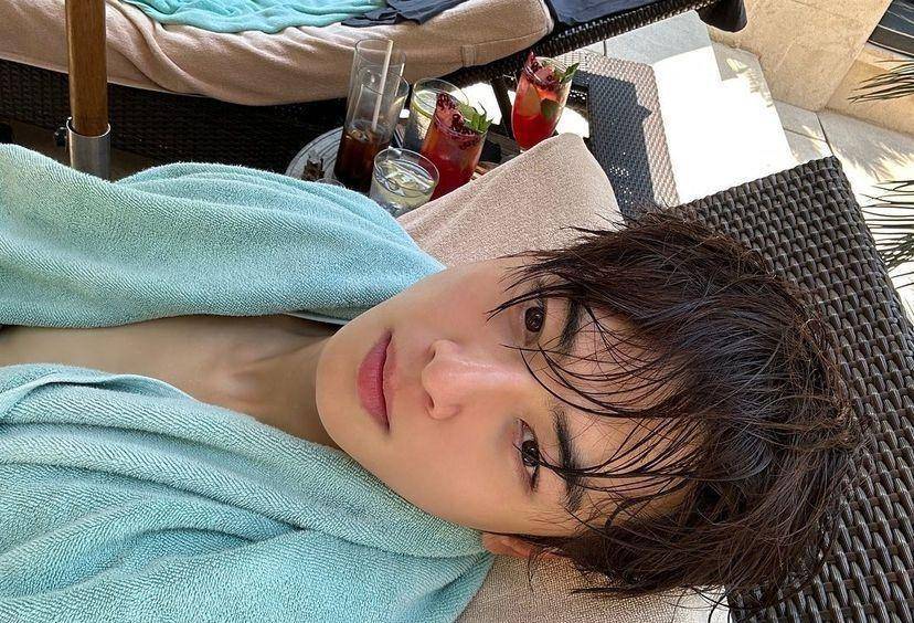 车银优晒泳池照,湿发 隐约露出的肌肉线条好性感_直播_照片_生日