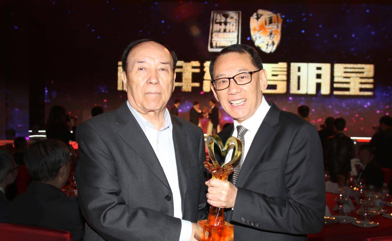 曾志伟被杨受成暴打,大哥邓光荣出面调解,查清真相之后说打的对_香港