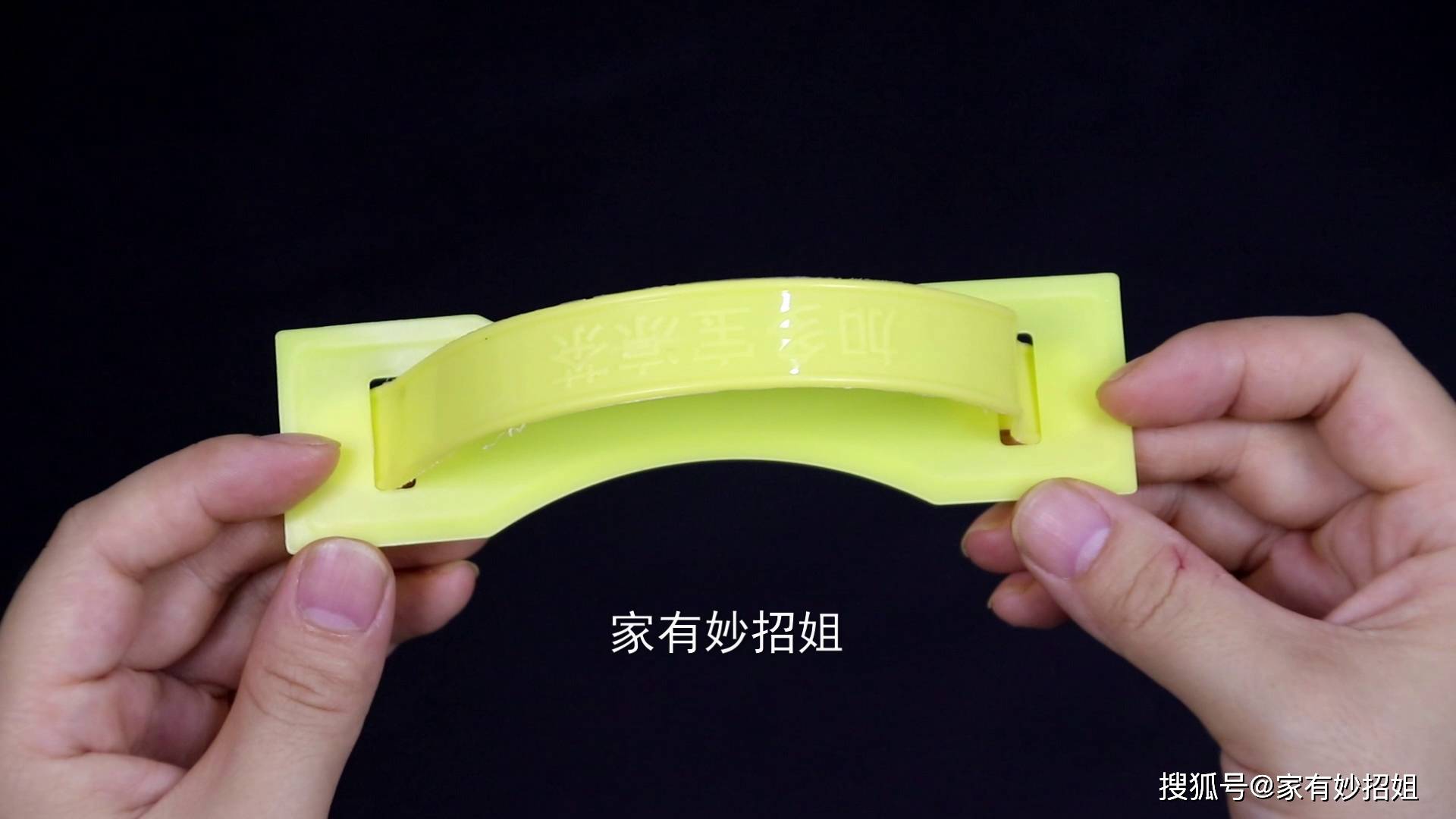 牛奶箱的塑料提手不要扔,改造一下放在厨房和卫生间,实用又省钱