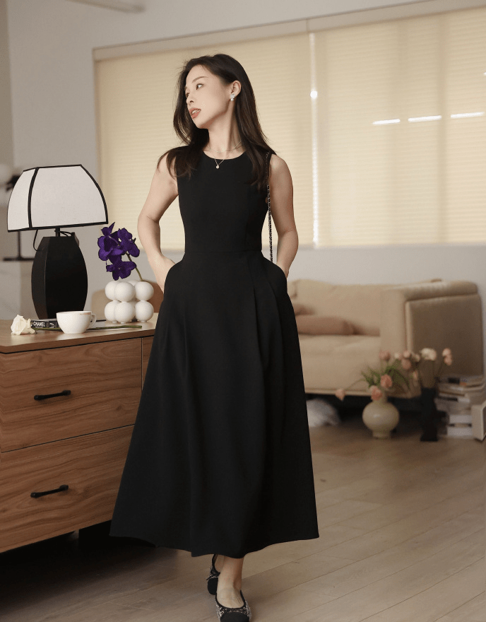 简约风吊带修身包臀裙搭配系带黑色凉鞋,不仅衬托出美妙婉转的身姿