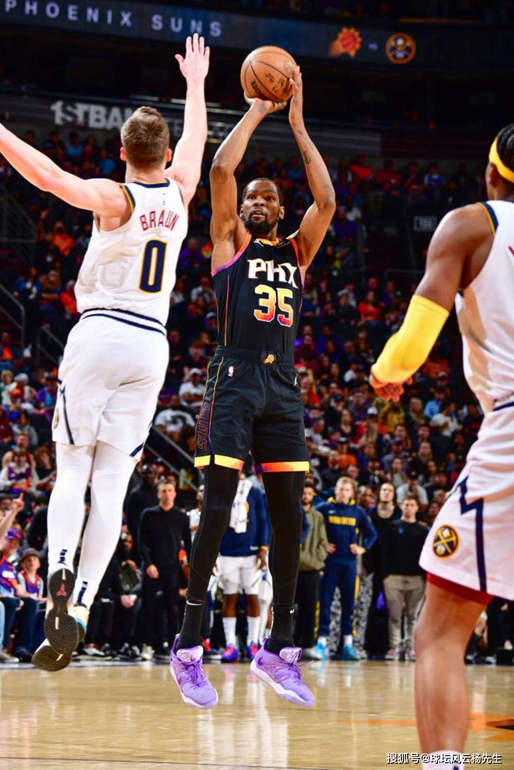 杜兰特顶弧三分和艾顿低位中距离无视对手直接干拔跳投连得5分!