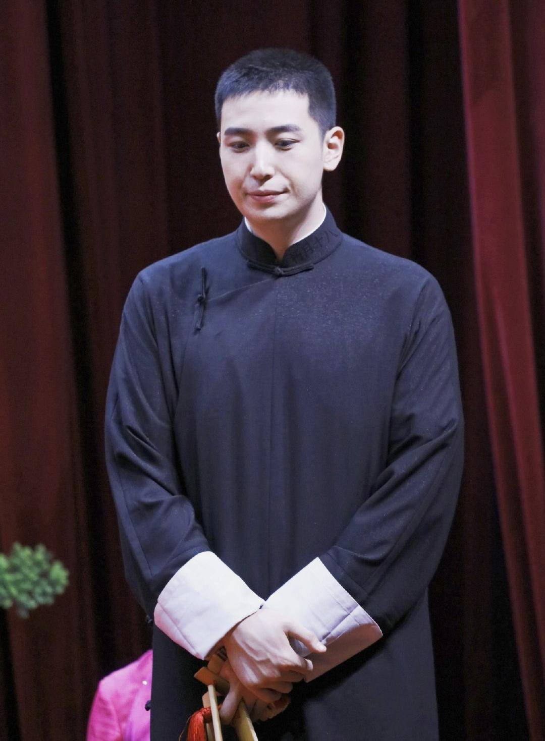 德云社王九龙不雅行为有损艺德,却拉女朋友挡枪,侯震发文求情_网友