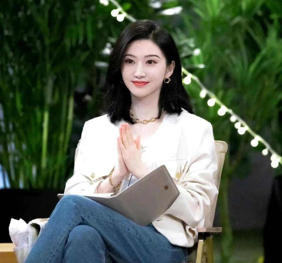 景甜风波后首现身,戴墨镜口罩包裹严实,走在助理身后好无力_李微敖