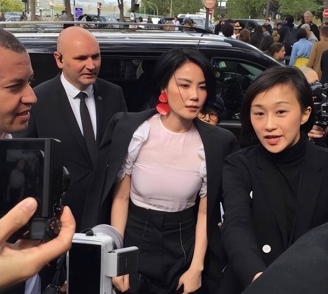 王菲出国看女儿,一个素颜的中年男人,却觉得很美!_照片_显得_因为