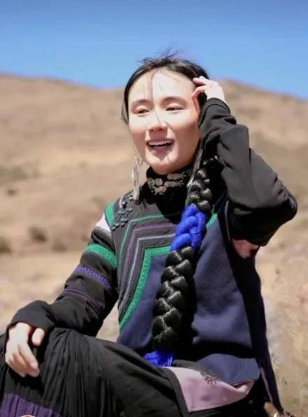 李亚鹏小娇妻带1岁女儿回老家,母女穿彝族服装,带哭腔宣传家乡_哈金