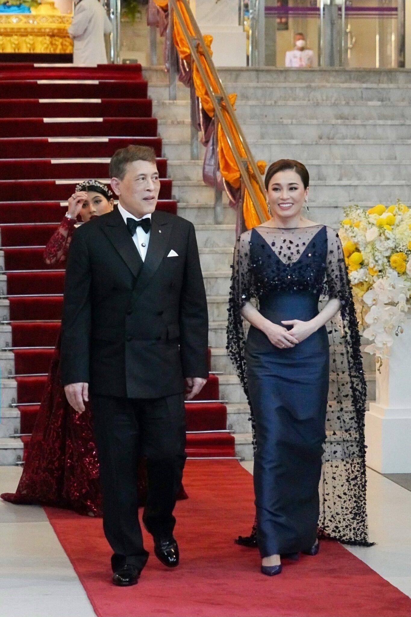 看完泰国王后苏提达才发现:衣修身,裙不短,发盘起,优雅又贵气_款式