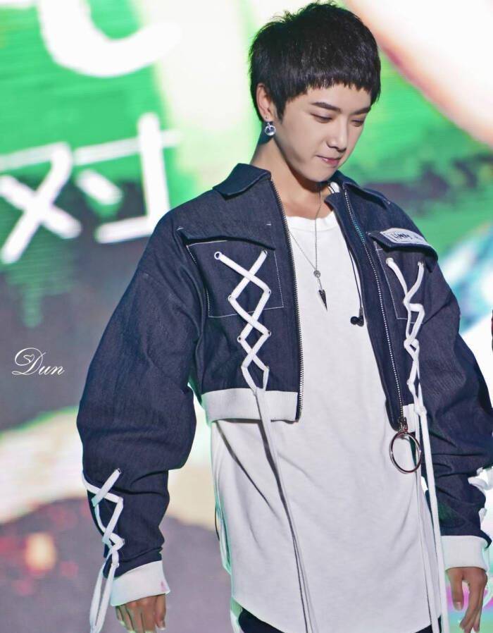 疑似华晨宇和张碧晨的孩子办事,两人在一起两年了,孩子一岁了!