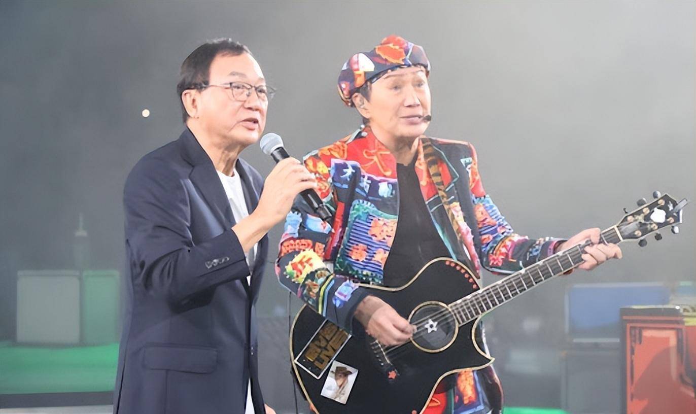 唱三哥许冠英的歌引泪目,大哥许冠文当嘉宾_儿子_弟弟_钢琴