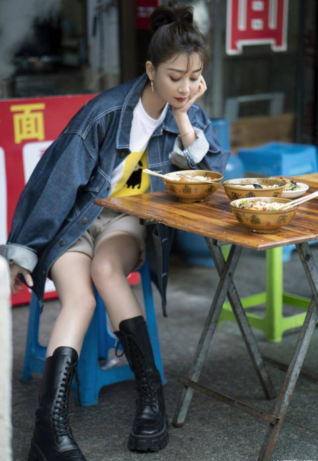 殷桃街边吃小吃长腿瞩目,着装时尚俏皮精致,坐姿吃相可爱又少女_事业