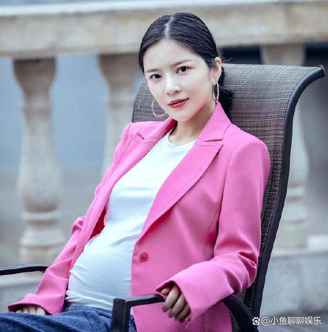 当时王灿怀孕的体重也才100出头,生完孩子以后又瘦到了80多斤,不管是