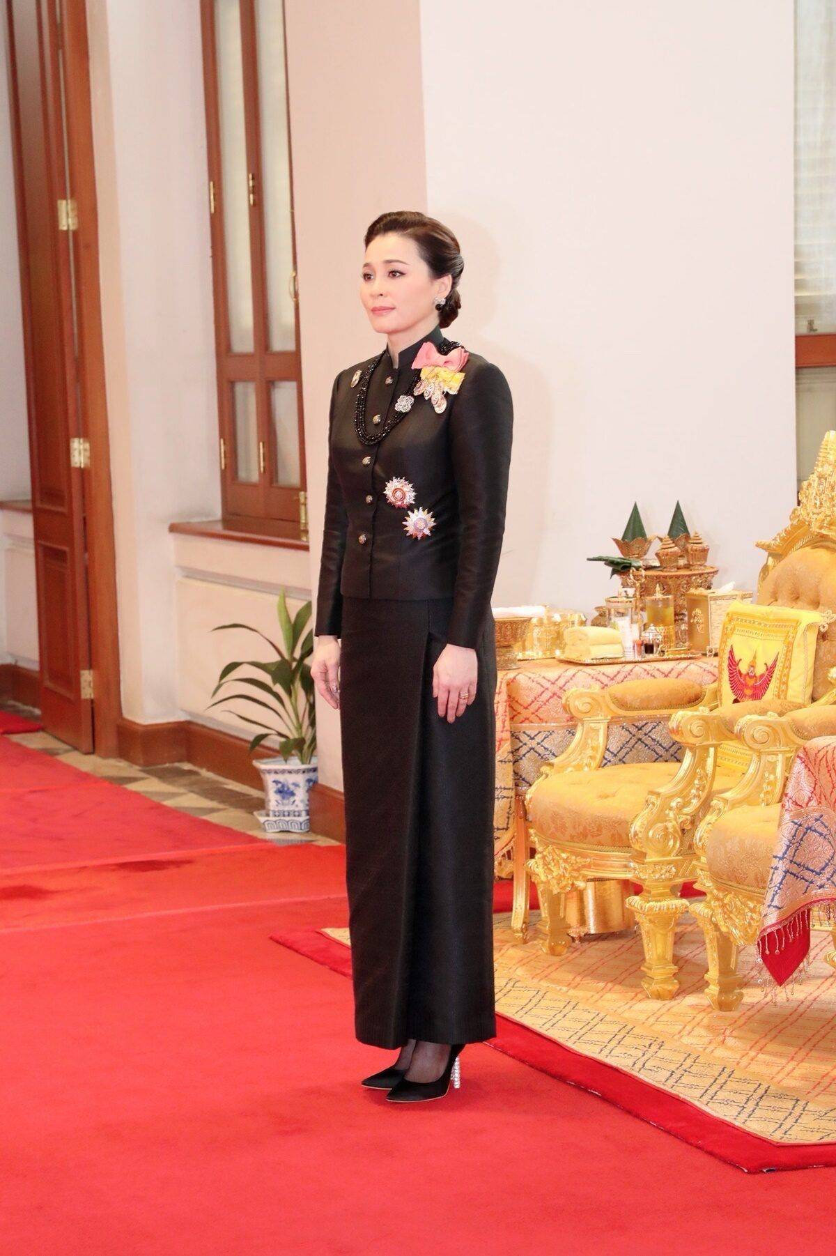 看完泰国王后苏提达才发现:衣修身,裙不短,发盘起,优雅又贵气_款式