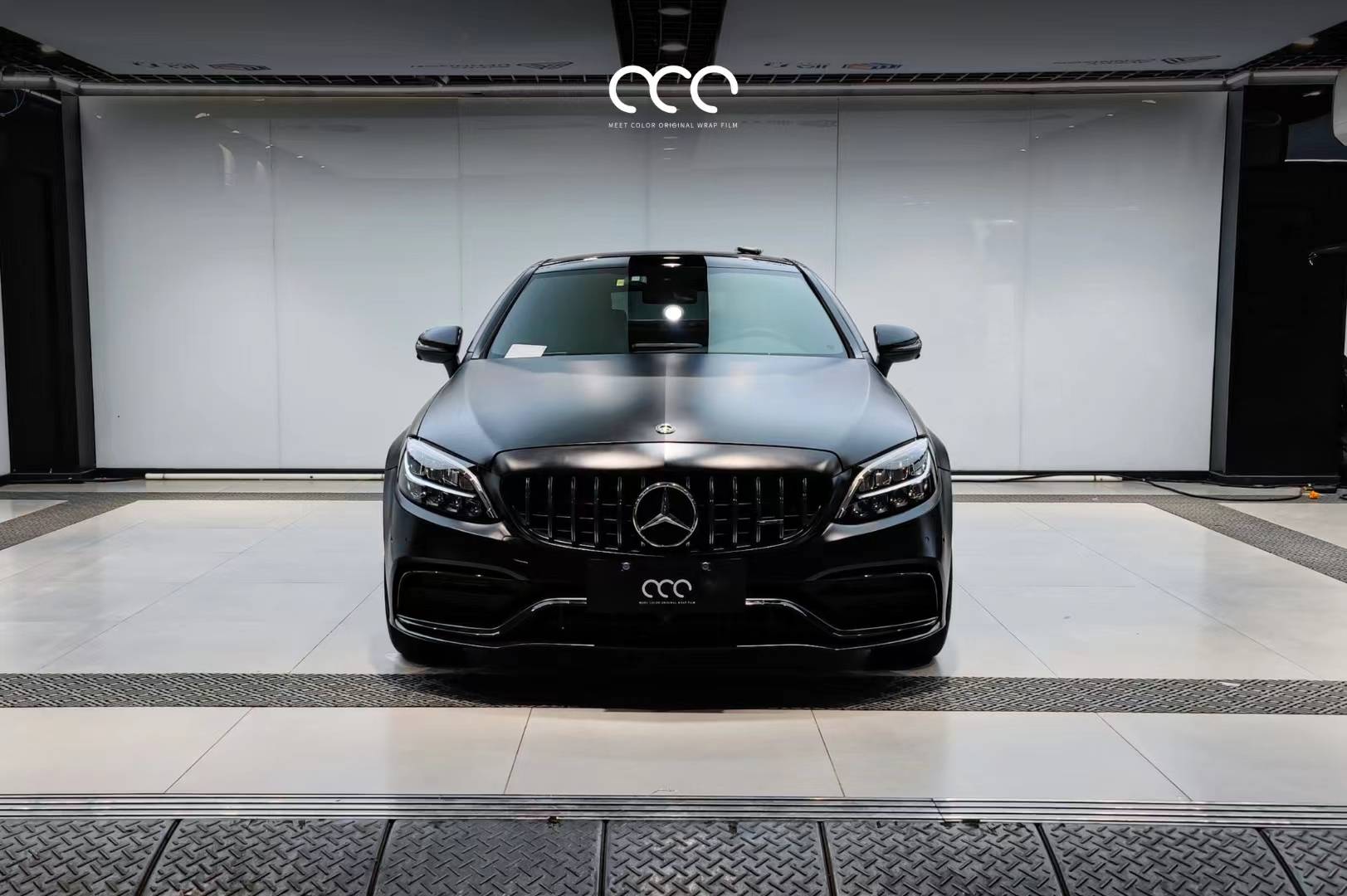 奔驰c63漫彩改色膜亚面磨砂黑,气场全开,质感惊人!_搜狐汽车_搜狐网