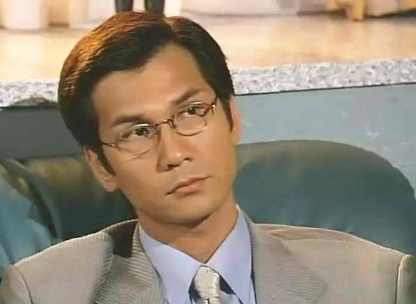 57岁陈启泰罕现身让人认不出,皮肤松弛老态明显,结婚多年无儿女_生活