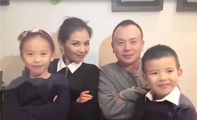 刘涛晒全家福,44岁似少女,老公王珂憔悴被吐槽像老头_家庭_生活_照片