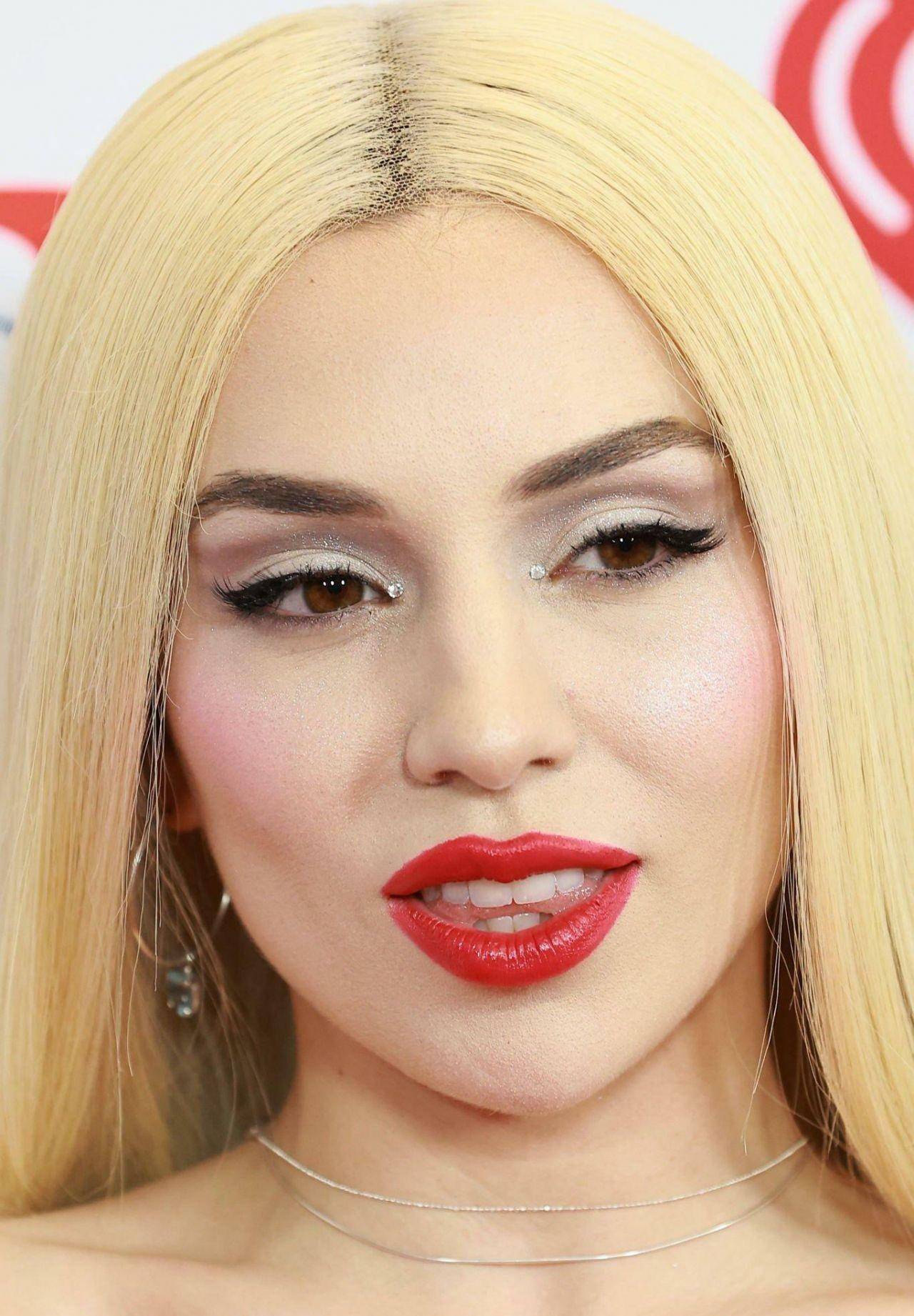 艾娃·麦丝亮相活动,身穿红色吊带连身裙娇艳美丽,高挑有型_ava_max